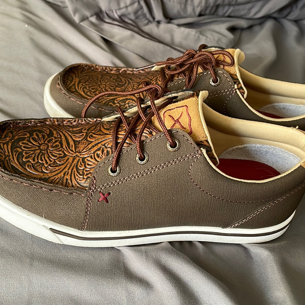 Twisted X embossed brown